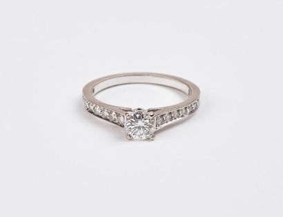 Bague en or gris (750) centrée d'un diamant...