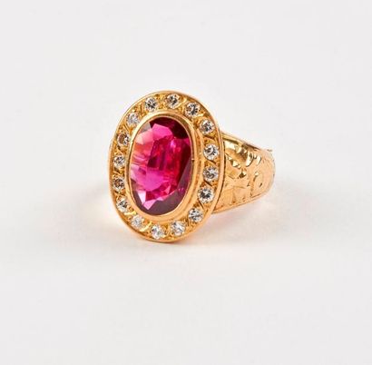 Bague en or jaune (750) centrée d'un saphir...