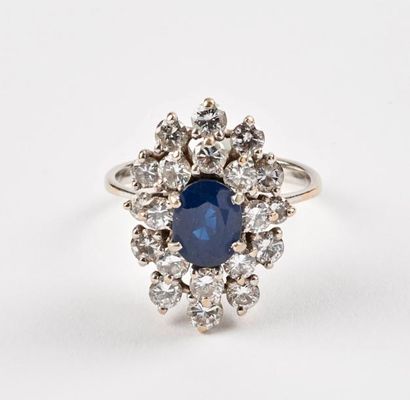 Bague en or gris (750) centrée d'un saphir...