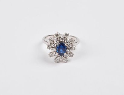 Bague en or gris (750) centrée d'un saphir...