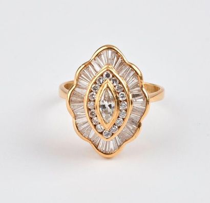 Bague marquise en or jaune (750) centrée...