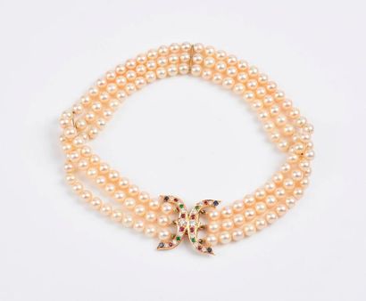 Collier en or jaune (750) orné de trois rangs...