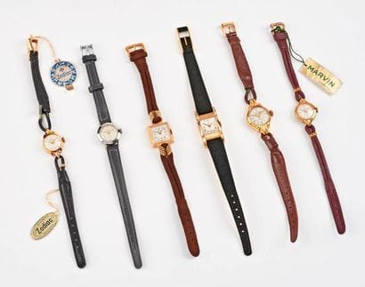 Six montres bracelets de dame en métal doré...