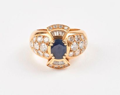 Bague jonc en or jaune (750) en partie pavée...