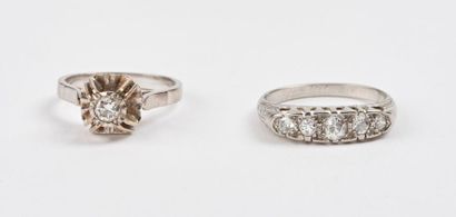 Bague solitaire en or gris (750) ornée d'un...