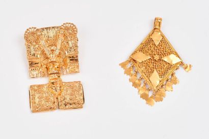Pendentif de forme losangique à motifs filigranés...