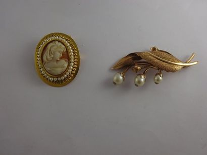 Broche gerbe en or jaune (375), les feuilles...
