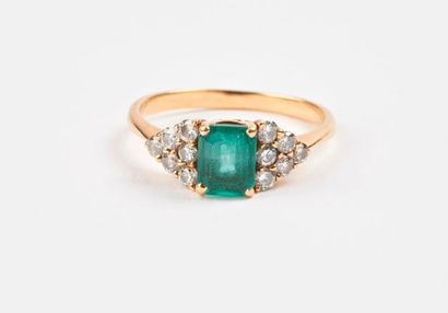 Bague en or jaune (750) ornée d'une émeraude...