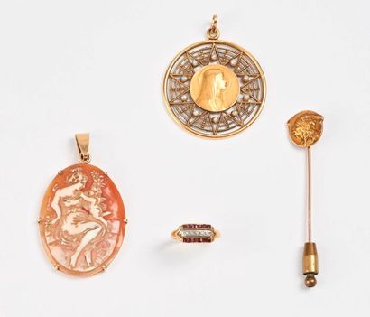 Lot d'or jaune (750) :

- un pendentif médaillon...