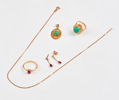 Ensemble de bijoux en or jaune (750) :

-...