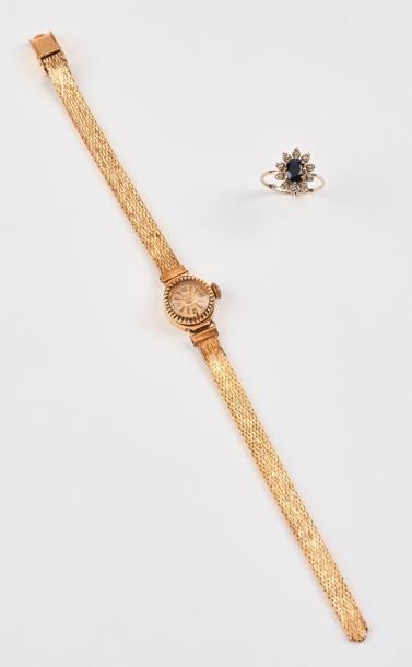 Lot comprenant :

- une bague marguerite...