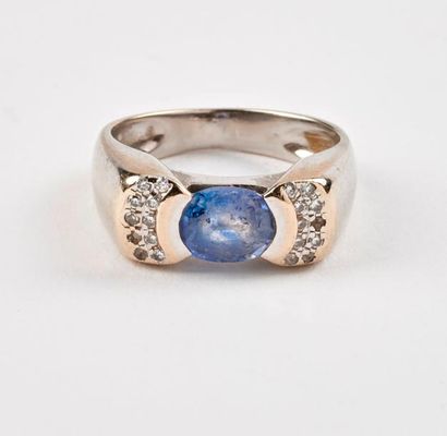 Bague en or gris (750) centrée d'une pierre...