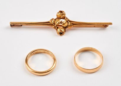 Deux alliances et une broche à décor de roses...