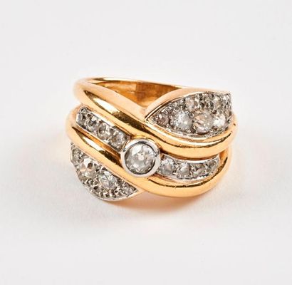 Bague en ors jaune et gris (750) à décor...
