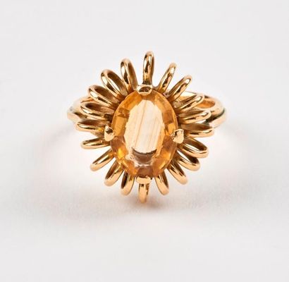 Bague en or jaune (750) centrée d'une citrine...