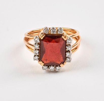 Bague en or jaune (750) ornée d'un grenat...