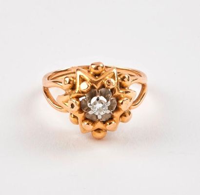 Bague en or jaune (750) en forme d'étoile...