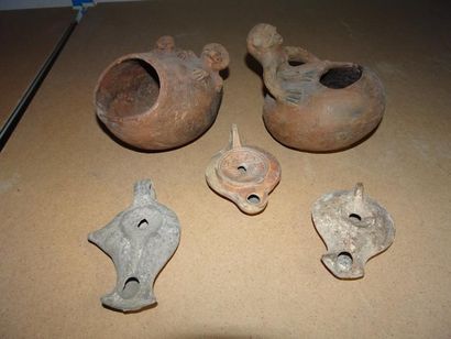 Cinq pièces en terre cuite :

- trois lampes...