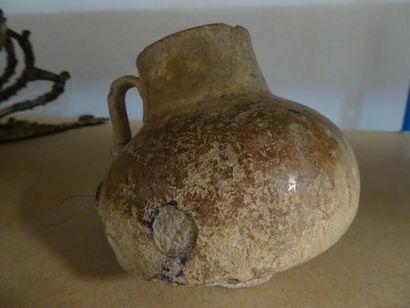 Petit vase en terre cuite à une anse.

Raté...