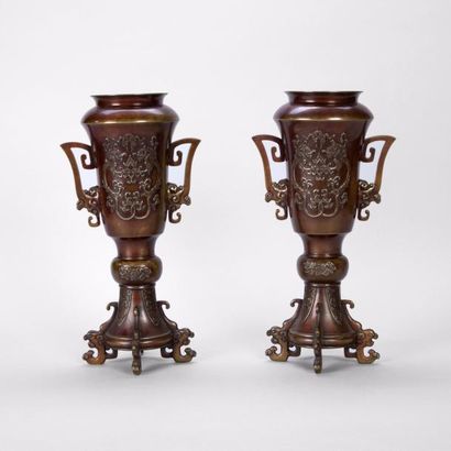 JAPON

Paire de vases sur piédouche reposant...