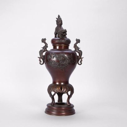 JAPON

Brûle-parfum en bronze et métal patinés...