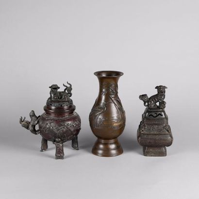JAPON,

Ensemble en bronze à patine brune...