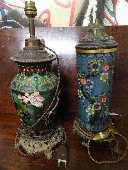CHINE

Deux pieds de lampe formés de vases...