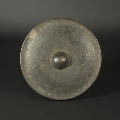 Gong circulaire à ombilic central (ou bulbé)...