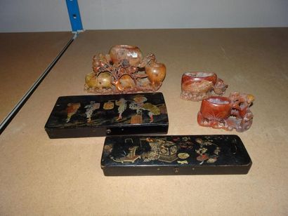 CHINE

- Trois petits vases en pierre de...