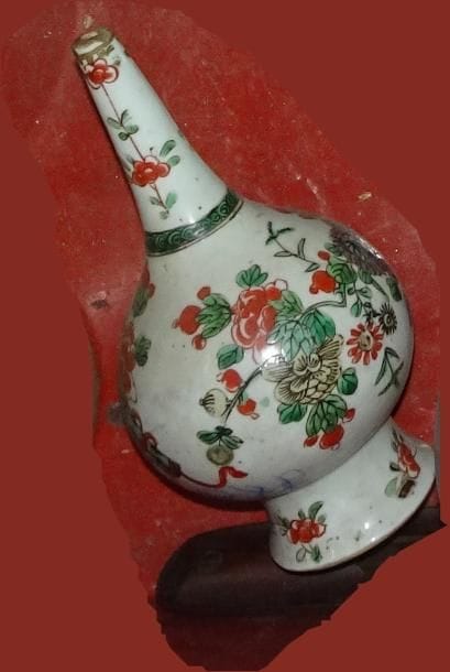 CHINE
Aspersoir en porcelaine polychrome...