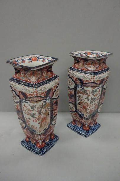 IMARI 

Paire de vases de section losangique...