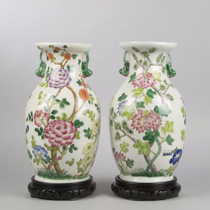 CHINE

Paire de vases de forme balustre à...