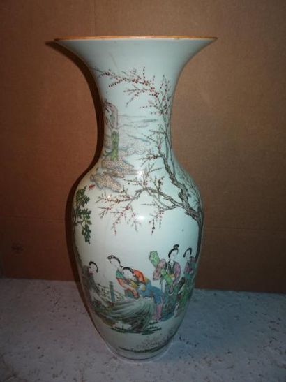 CHINE

Vase de forme balustre à col évasé...