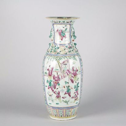 CHINE

Grand vase de la Famille rose en porcelaine...