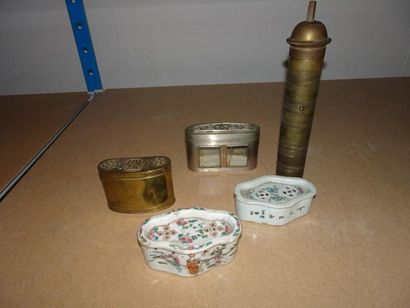 Collection de boites à grillons en porcelaine...