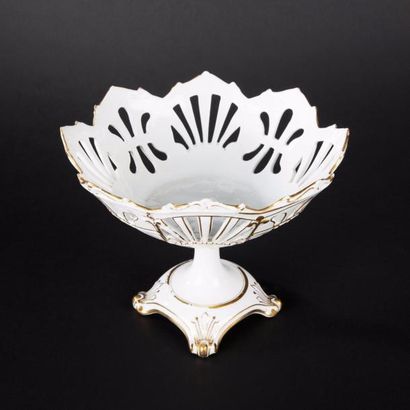 Grande coupe sur piédouche de forme circulaire...
