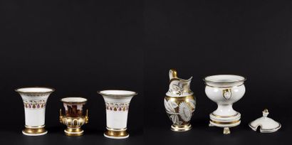 Porcelaine de PARIS :

- Deux vases cornet...