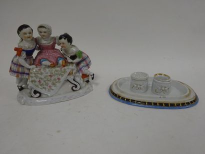 Encrier en porcelaine. 

Usures et accid...