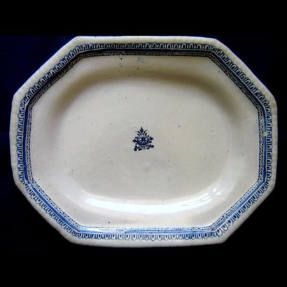 ROUEN
Plat octogonal en faience à décor bleu...