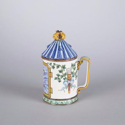 GIEN

Chope couverte en faïence polychrome...