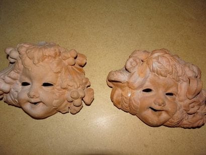 Lot comprenant : 

- Quatre mascarons.

-...