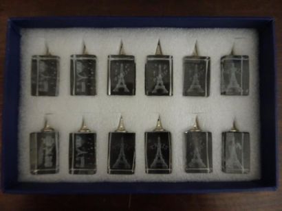 Douze pendentifs en verre aux monuments de...