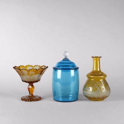 Trois pièces en cristal : 

- Pot couvert...