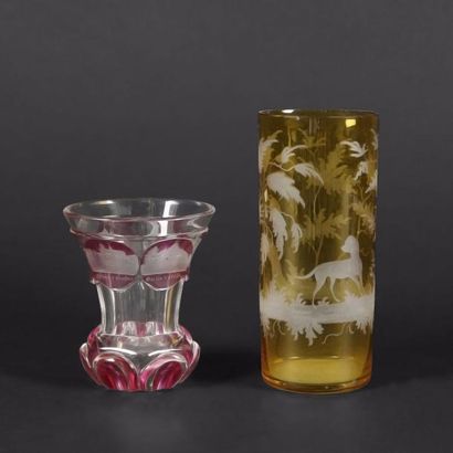 Vase cylindrique en verre à fond jaune et...