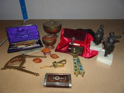 Lot d'objets de curiosité : 

- INDE

Pince...