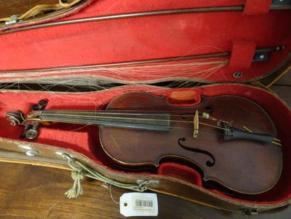 Violon d'étude à vernis brun-rouge.

Rayures...
