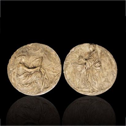 Paire de médaillons circulaires en plâtre...
