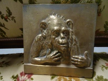 Chimpanzé.

Petit bas relief en bronze à...