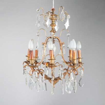 Lustre à huit bras de lumière en laiton agrémenté...