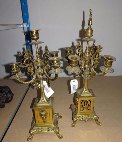 Paire de candélabres en laiton sur base quadrangulaire...